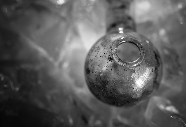 A black-and-white photo of a meth pipe.